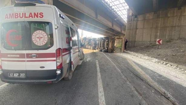D-100'de tır devrildi, yol kapandı: 1 yaralı