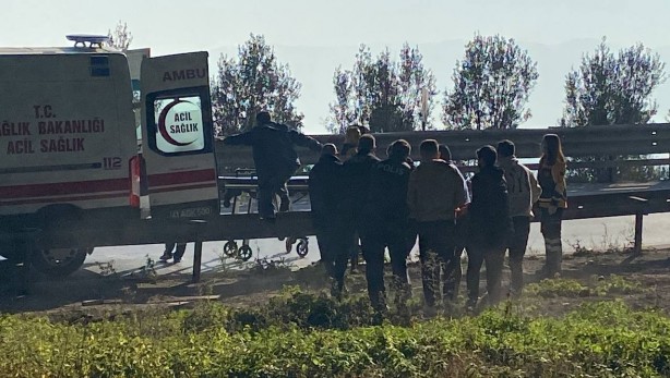 Foto - D-100'de tır devrildi, yol kapandı: 1 yaralı