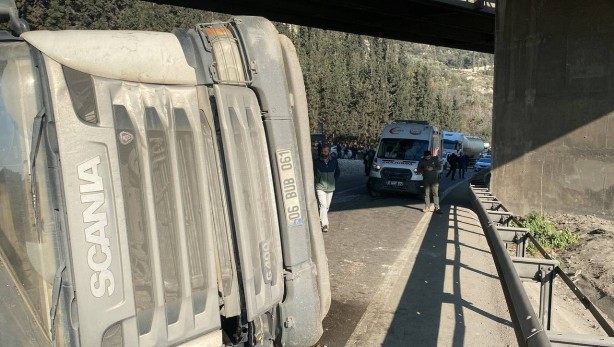 Foto - D-100'de tır devrildi, yol kapandı: 1 yaralı