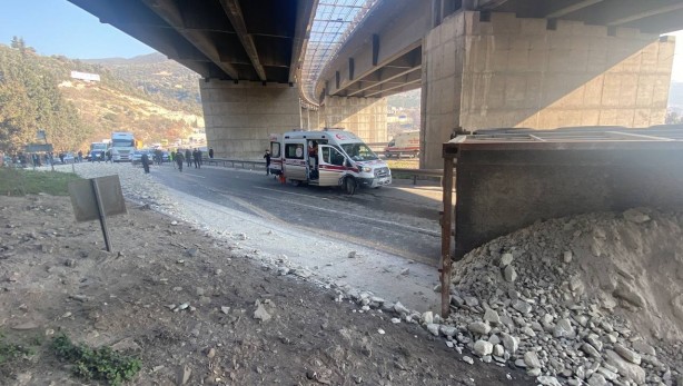 Foto - D-100'de tır devrildi, yol kapandı: 1 yaralı