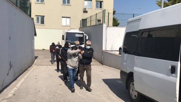 DAEŞ operasyonunda enselendiler! Çocuk ve hayvanlarla ilgili müstehcen görüntüler bulundu