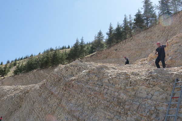 Foto - Dağ çayı toplarken depreme yakalandı | 70 yaşındaki adam öyle bir yerden düştü ki!