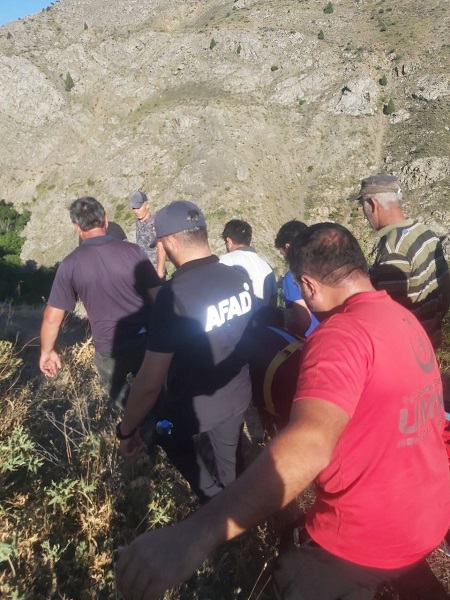 Foto - Dağ tepe dinlemediler! 2 km sedyeyle taşıdılar