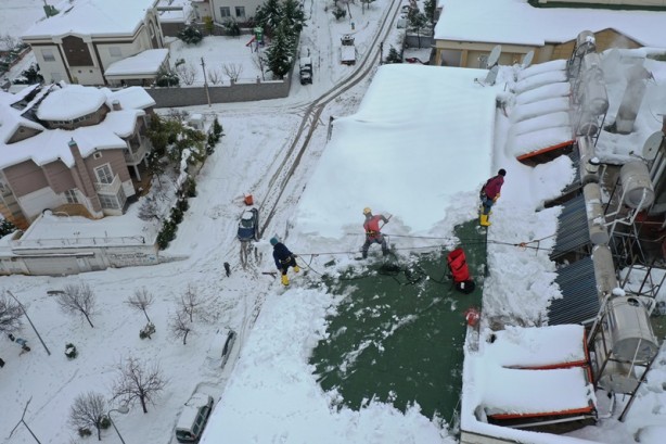 Foto - Dağcılar hobilerini ev çatılarındaki karla gelire çevirdi