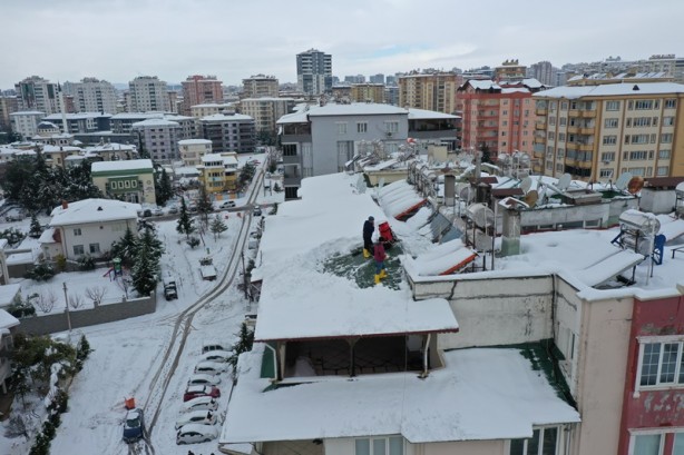 Foto - Dağcılar hobilerini ev çatılarındaki karla gelire çevirdi