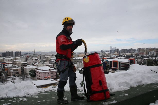 Foto - Dağcılar hobilerini ev çatılarındaki karla gelire çevirdi