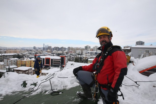 Foto - Dağcılar hobilerini ev çatılarındaki karla gelire çevirdi