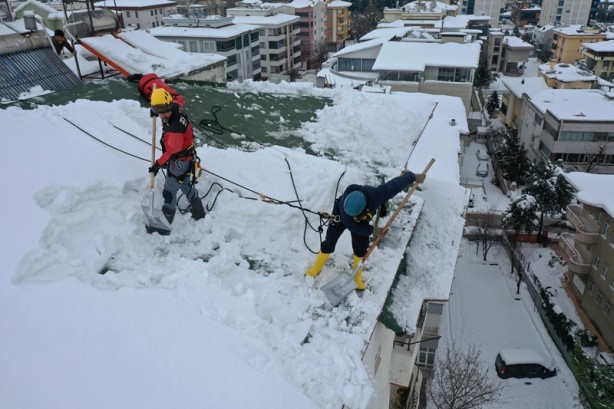 Foto - Dağcılar hobilerini ev çatılarındaki karla gelire çevirdi