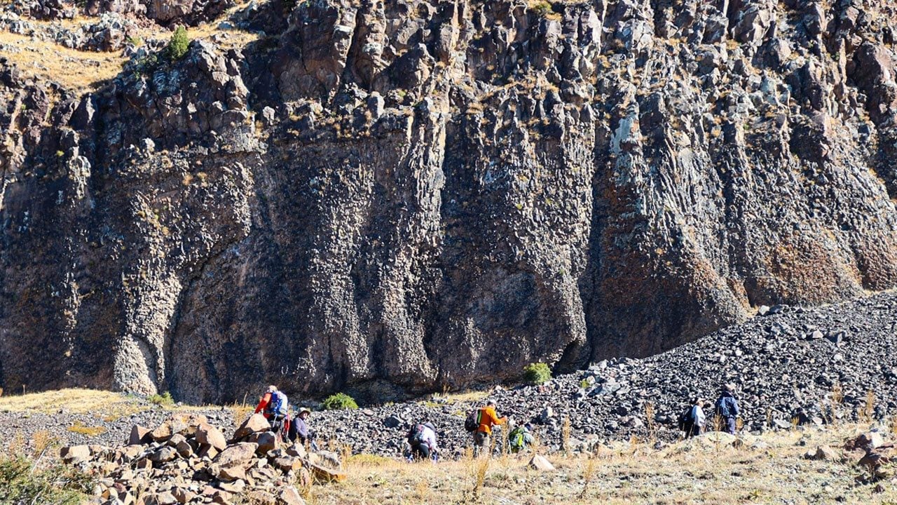 Foto - Dağcıların yeni rotası oldu! Kars’ta milyonlarca yıllık sıra dışı oluşum