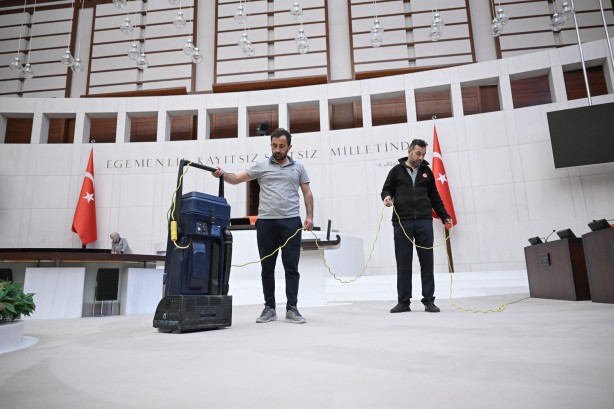 Foto - Dağcılık sertifikalı ekiplerce TBMM'de bayram temizliği!