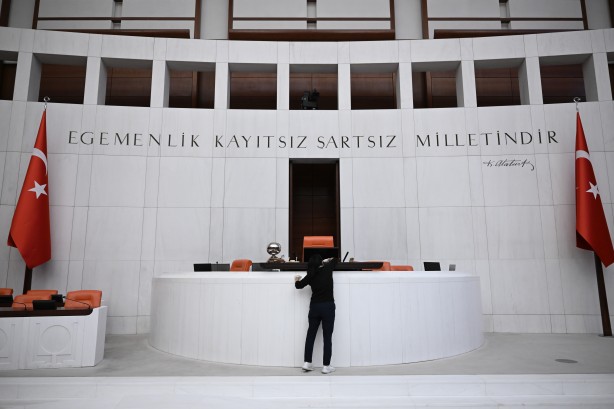 Dağcılık sertifikalı ekiplerce TBMM'de bayram temizliği!