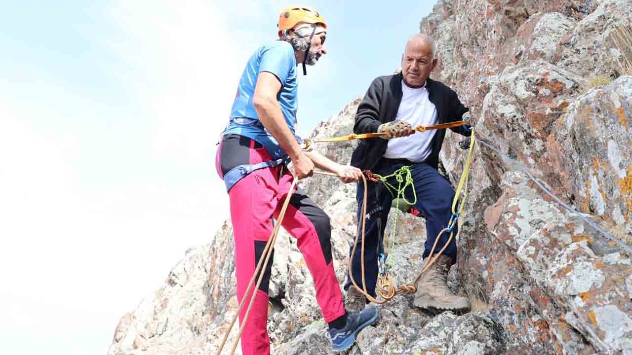 Dağda yükseklik korkusu kabusu oldu: Mahsur kalan dağcı kayalıklardan indirildi!