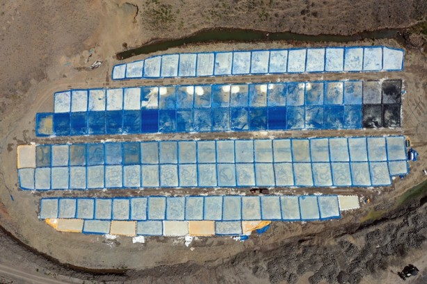 Dağdan gelen su böyle tuza dönüştürülüyor