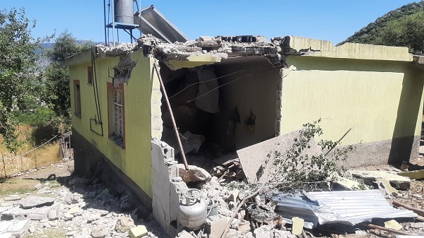 Foto - Dağdan kopan kaya evin içine girdi