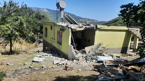 Dağdan kopan kaya evin içine girdi