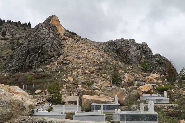 Foto - Dağdan kopan kayalar mezarlıklara zarar verdi