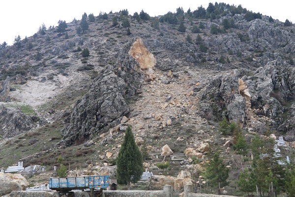 Foto - Dağdan kopan kayalar mezarlıklara zarar verdi
