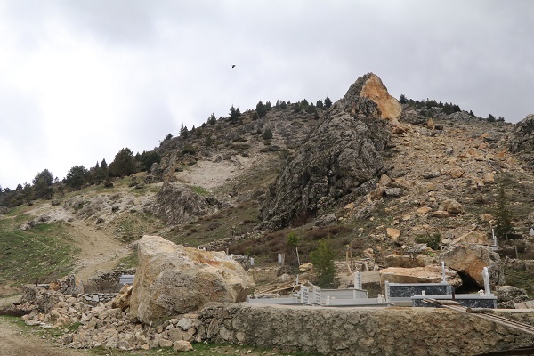 Foto - Dağdan kopan kayalar mezarlıklara zarar verdi