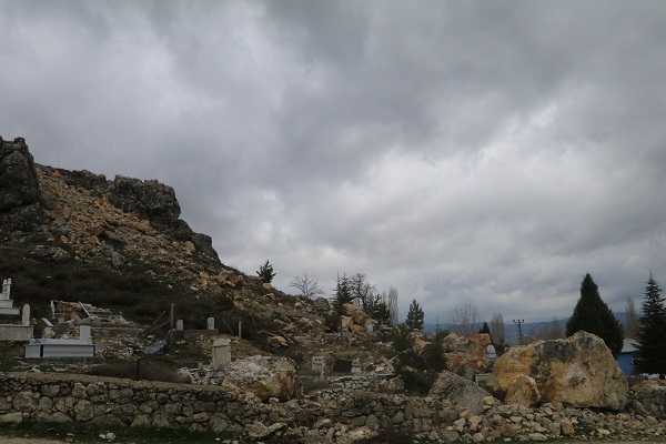 Foto - Dağdan kopan kayalar mezarlıklara zarar verdi