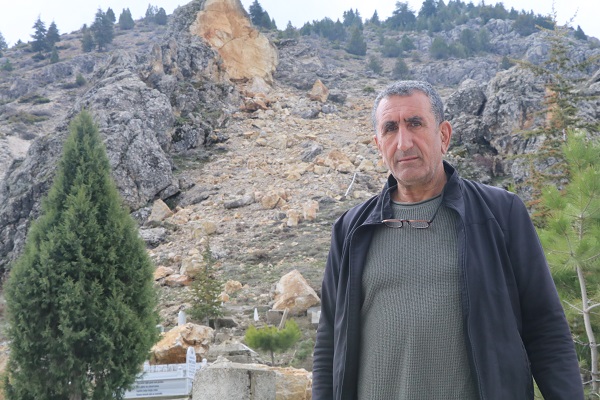 Foto - Dağdan kopan kayalar mezarlıklara zarar verdi