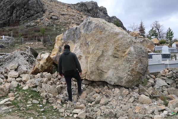 Foto - Dağdan kopan kayalar mezarlıklara zarar verdi