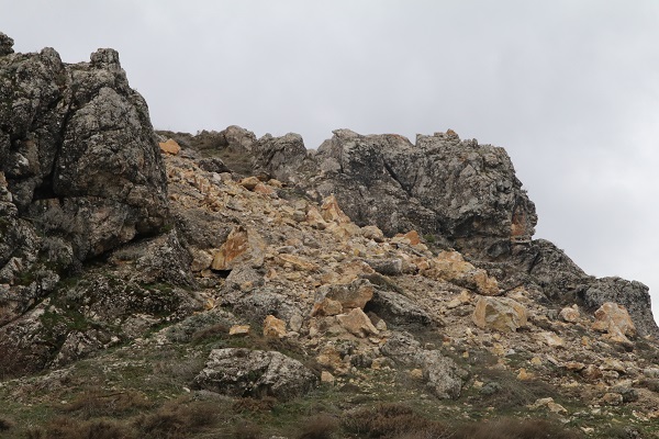 Foto - Dağdan kopan kayalar mezarlıklara zarar verdi