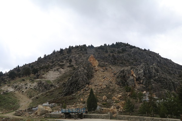 Foto - Dağdan kopan kayalar mezarlıklara zarar verdi