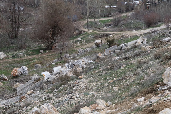 Foto - Dağdan kopan kayalar su kanallarını bu hale getirdi