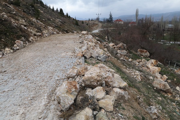 Foto - Dağdan kopan kayalar su kanallarını bu hale getirdi
