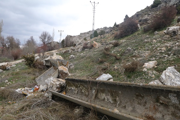 Foto - Dağdan kopan kayalar su kanallarını bu hale getirdi