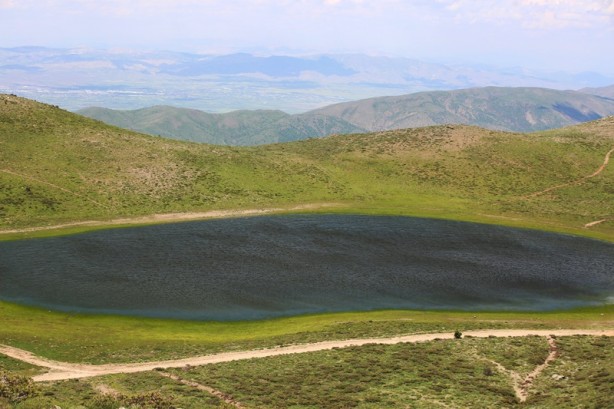 Dağın zirvesinde! Bervi Gölü ziyaretçilerini ağırlıyor