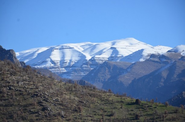 Foto - Dağlar beyaza büründü alçak kesimler çiçek açtı