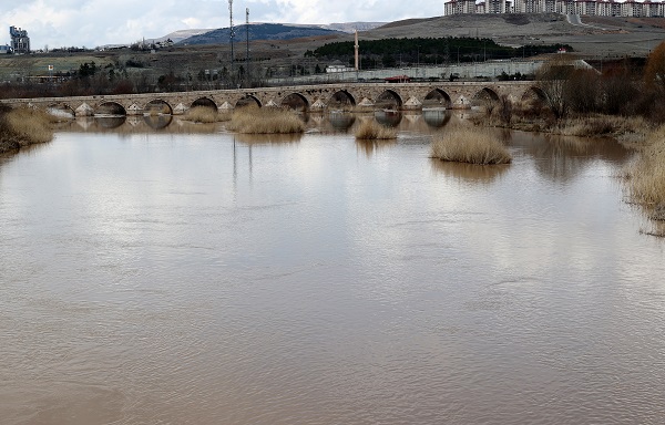 Foto - Dağlardaki kar erken eridi, Kızılırmak'ın debisi yükseldi 