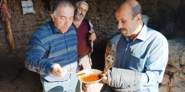 Foto - Dağlardan toplanıp beyaz toprakla harmanlanıyor! 300 derecede kaynayan şifa deposu! Tadan, "Bu neymiş ya" diye şaşkına dönüyor! Bir kaşık yiyen hastalık nedir bilmiyor