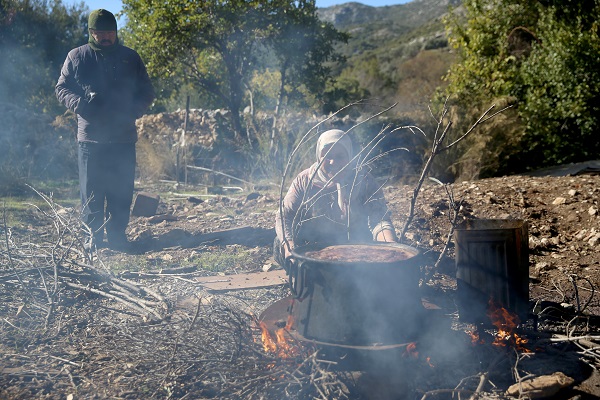 Foto - Dağlardan toplanıyor zahmetle hazırlanıyor! Litresi 2 bin liraya satılıyor