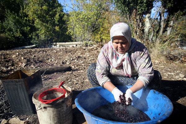 Foto - Dağlardan toplanıyor zahmetle hazırlanıyor! Litresi 2 bin liraya satılıyor