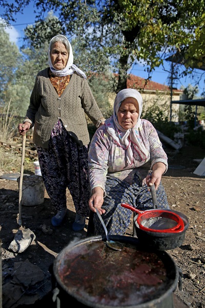 Foto - Dağlardan toplanıyor zahmetle hazırlanıyor! Litresi 2 bin liraya satılıyor