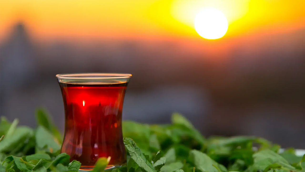 Daha önce böylesi görülmedi! Çaya davet edilmediği için açtığı davada 41 bin sterlin kazandı