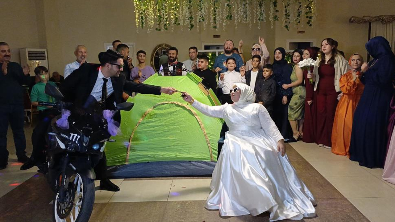 Daha önce böylesi görülmedi! Gelin ve damat düğün salonuna kamp kurdu