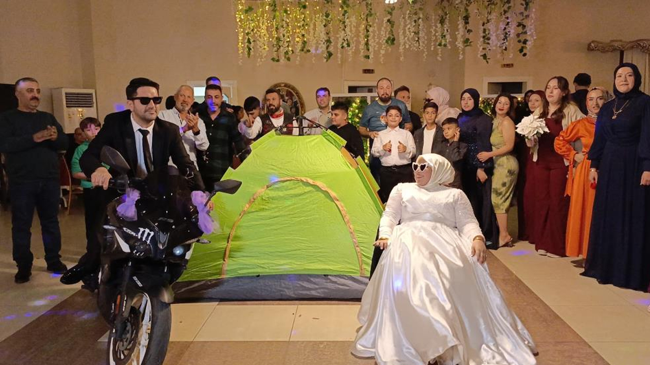Foto - Daha önce böylesi görülmedi! Gelin ve damat düğün salonuna kamp kurdu
