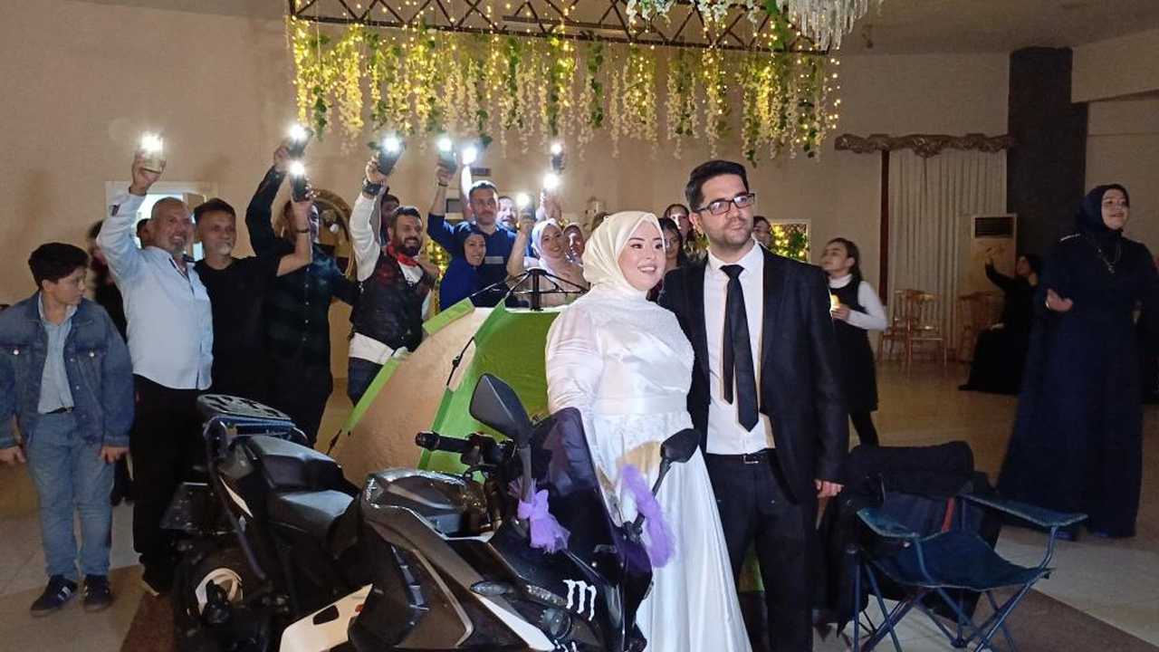 Foto - Daha önce böylesi görülmedi! Gelin ve damat düğün salonuna kamp kurdu