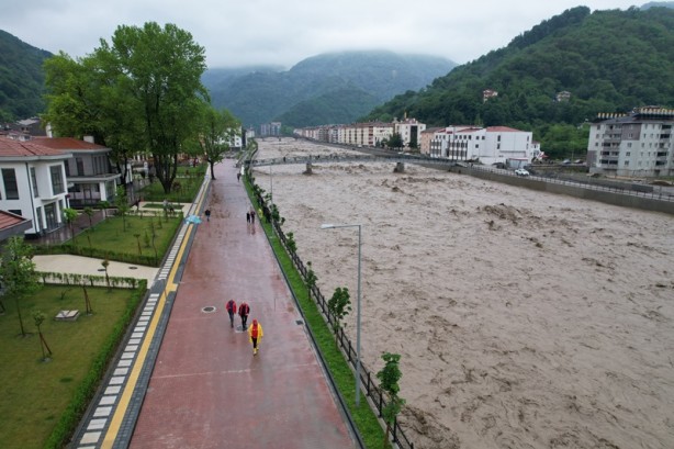 Foto - Daha önce sel felaketinin yaşandığı ilçede metrekareye 100 kilogramın üzerinde yağış