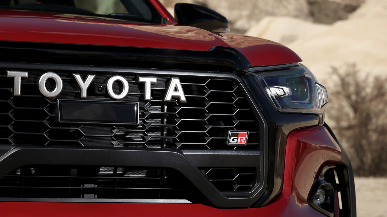 Dakar Rallisi’nin gücü Hilux GR SPORT’ta buluştu! Sportif tasarım ve yüksek performansla şimdi Türkiye’de