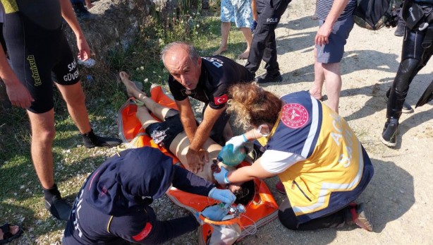 Dalgalara kapılan gence polis müdahalesi! Hayata döndürüldü