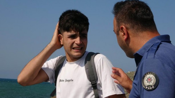 Foto - Dalgalara kapılan gence polis müdahalesi! Hayata döndürüldü
