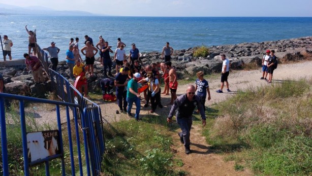 Foto - Dalgalara kapılan gence polis müdahalesi! Hayata döndürüldü