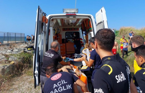 Foto - Dalgalara kapılan gence polis müdahalesi! Hayata döndürüldü