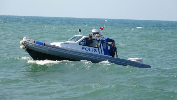 Foto - Dalgalara kapılan gence polis müdahalesi! Hayata döndürüldü