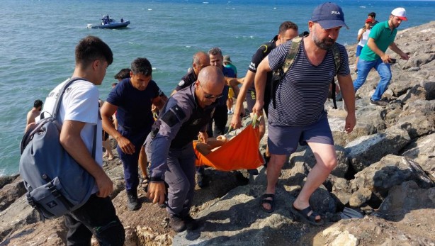 Foto - Dalgalara kapılan gence polis müdahalesi! Hayata döndürüldü