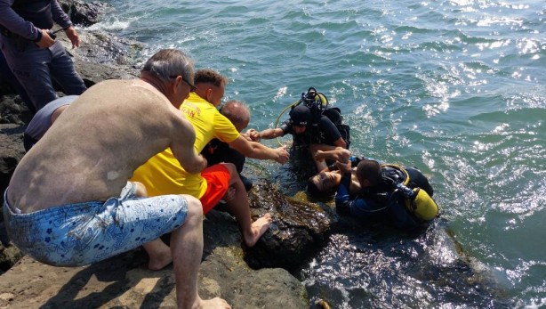 Foto - Dalgalara kapılan gence polis müdahalesi! Hayata döndürüldü